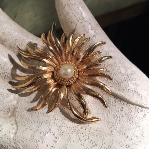 Vintage Brushed Gold flower faux pearl fancy brooch