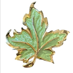 Vintage green enameled gold maple leaf lwrgw brooch