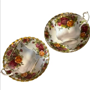 Vintage Royal Albert England Bone china 2 Sets Tea cup Saucers Old country Roses