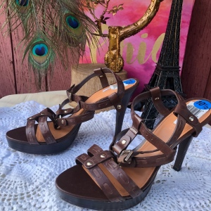 - NWT 💗 SALE 💗 Geox brown leather 5” heels sandals