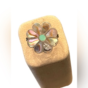 Vintage sterling silver Southwestern Abalone flower ring