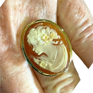 14k gold Italy large Carved cameo shell ring