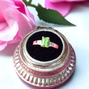 14k Yellow Gold diamond & peridot ring vintage