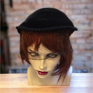 Vintage 1940s Velvet Facinator Black hat