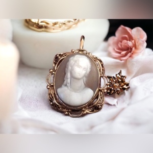 Antique Victorian 14k Gold High Relief Cameo necklace pendant