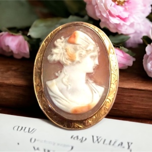 Antique Victorian 10k Cameo brooch Beauty!