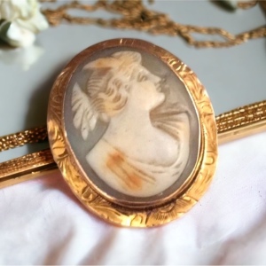 Antique Victorian 10k Gold shell Cameo brooch