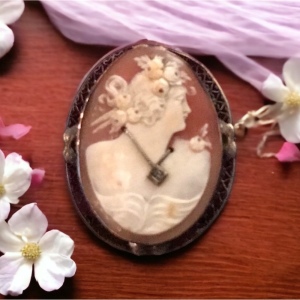 Victoria Antique 14k Gold Cameo W Diamond handcarved