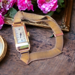 Ladies 9k Gold CYMA vintage watch working 18.5 g