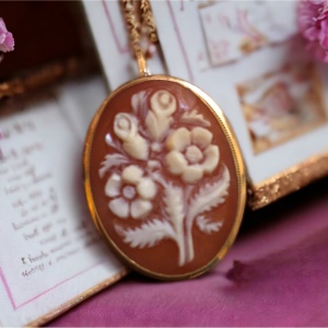 💗 18k Flower shell cameo brooch pendant