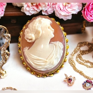 Stunning vintage 10k Gold Hand Carved Italialian Italy Cameo brooch pendant LG