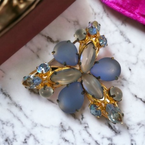 Vintage 1960s Glass rhinestone crystal brooch Juliana style