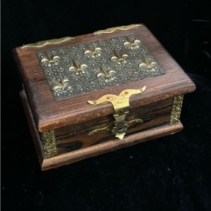 Vintage 1940s Wood box with brass accents fleur de lis trinket jewlery collect