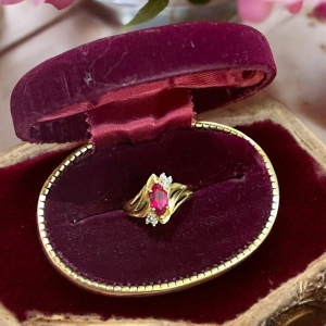 Stunning Vintage 1970s 10k GOLD Ruby & Diamond dinner ring