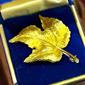 Vintage 18K K Yellow GOLD Maple Leaf Brooch Italy