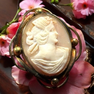 Vintage gold filled carved cameo shell brooch pendant