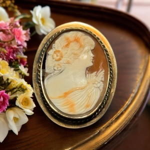 Vintage gold finish plated carved cameo * brooch