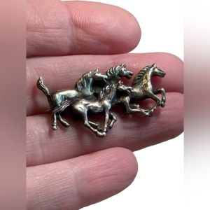 Vintage sterling silver Mexico Racing horses brooch 39mm