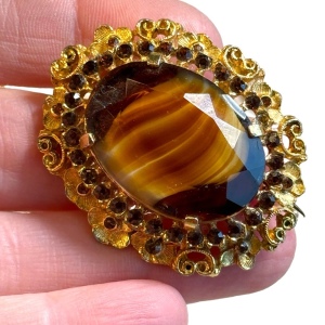 Lovely vintage gold ornate amber glass oval brooch