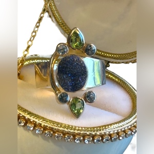 Lovely Sajen druzy & peridot Balenisian ring designer