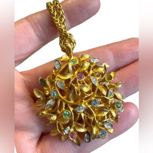 Stunning Ivana hold plated pendant and thick chain flower rhinestones pendant