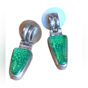 Vintage sterling silver 925 green glass mold lovely Bali earrings