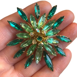 Vintage green crystal 1950s starburst flower brooch gold finish