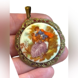 Lovely ceramic transfer gold finish cameo victorian scene pendant