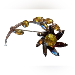 Lovely vintage gold finish amber crystal 1950s flower brooch