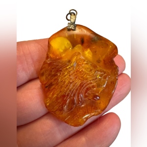 Vintage carved LION honey amber fossil pendant 8g