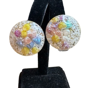 Vintage mid century 1960s confetti resin shell clip on earrings