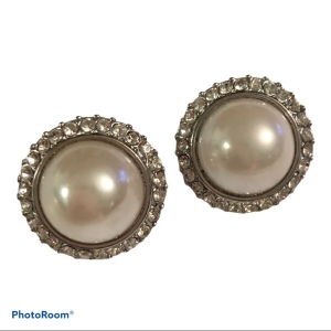 Vintage 1970s Faux pearl Vendome clip on earrings