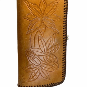 Vintage 1970s tan leather tooled wallet ( L F )