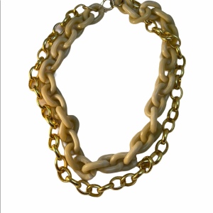 Plastic & gold metal link finish chunky necklace