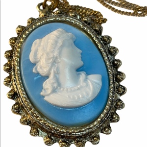 Vintage Resin Cameo pendant necklace gold tone