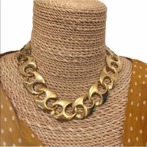 Chunky gold tone 1980s link choker necklace VTG