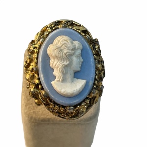 Vintage C1960s Resin Cameo Fancy ring