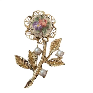 Vintage gold flower needlepoint faux pearl brooch