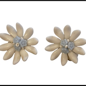 Vintage Western Germany plastic flower daisey earrings clip ons