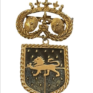 Vintage gold finish coat of arms lion seal crest brooch