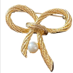 Gold finish daux pearl rope brooch fancy design