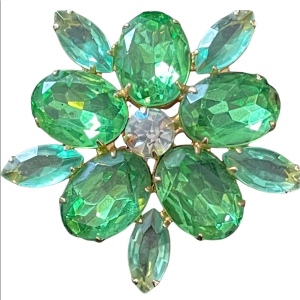 Vintage green crystal fancy gold finish flower 🌺 brooch