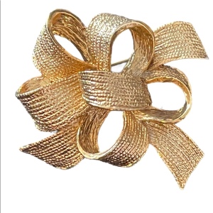 Brushed gold fancy ribbon brooch