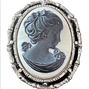 Vintage antiqued silver tone resin silouette cameo pendant brooch