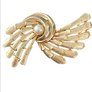 Vintage brushed gold faux pearl fancy feather brooch