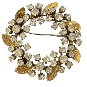 Vintage rhinestone crystal brooch with gold finish leafs leaves leaf wreath