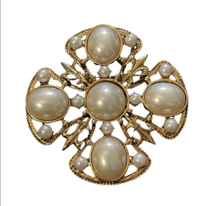 Vintage 1980s Majestic faux pearl royal brooch