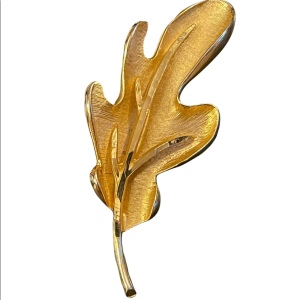 Vinatge brushed gold leaf brooch