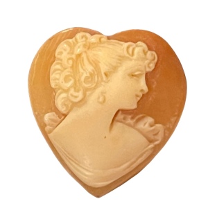 Unset unframed Vintage shell heart cameo