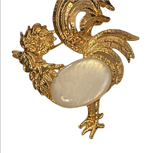 Vintage faux pearl rooster gold tone brooch farm animal